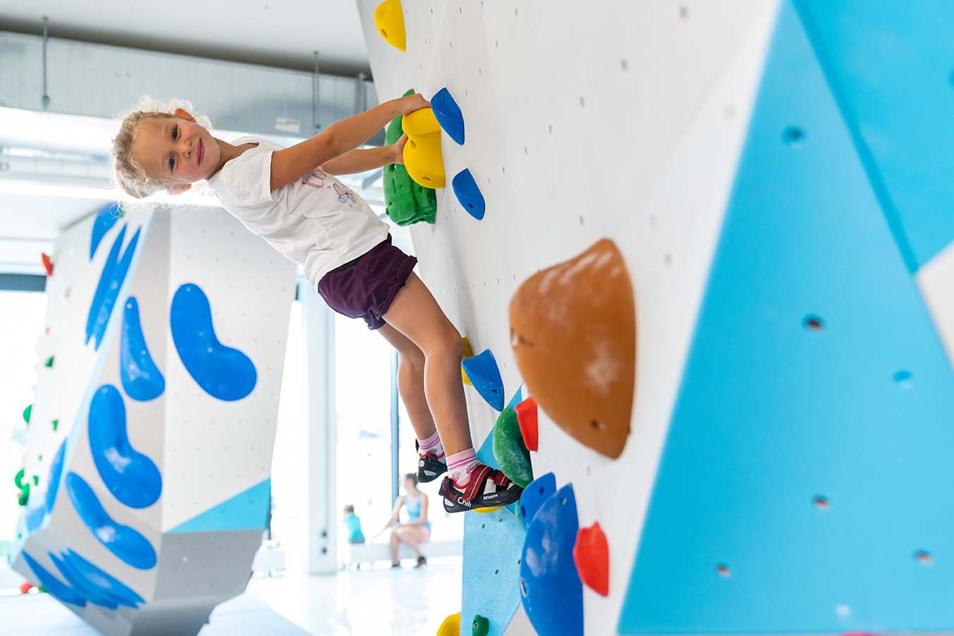 Bouldern und Klettern für die ganze Familie in der Kinderwelt der Boulderwelt München Ost