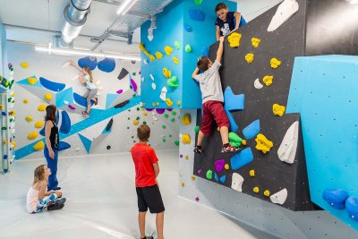 Bouldern und Klettern für Kinder und Jugendliche bei den Boulderkids oder Gruppentarif mit Trainer in der Kinderwelt der Boulderwelt