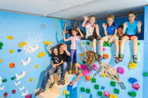 Bouldern und Klettern für Kinder und Jugendliche bei den Boulderkids oder Gruppentarif mit Trainer in der Kinderwelt der Boulderwelt